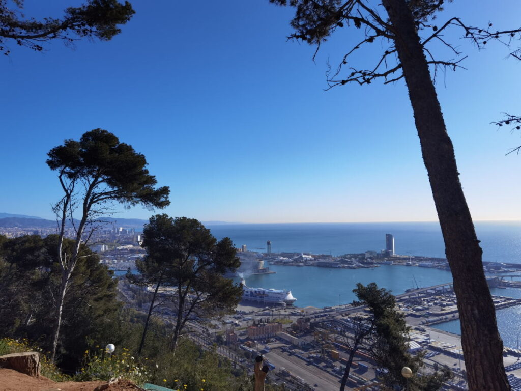 Ausblick vom höchsten Punkt des Montjuïc auf den Hafen von Barcelona