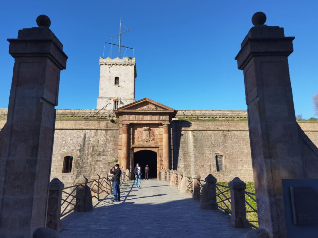 Der feudale Eingag ins Schloss Montjuïc - das eigentlich eine Festung ist